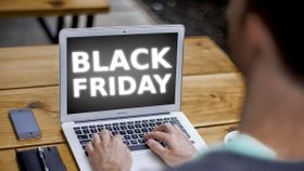 Pregătiri intense pentru Black Friday în marile magazine! Care produse urmăresc românii anul acesta?